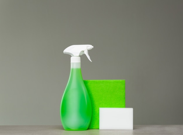 Pulizia del flacone spray verde con dispenser in plastica