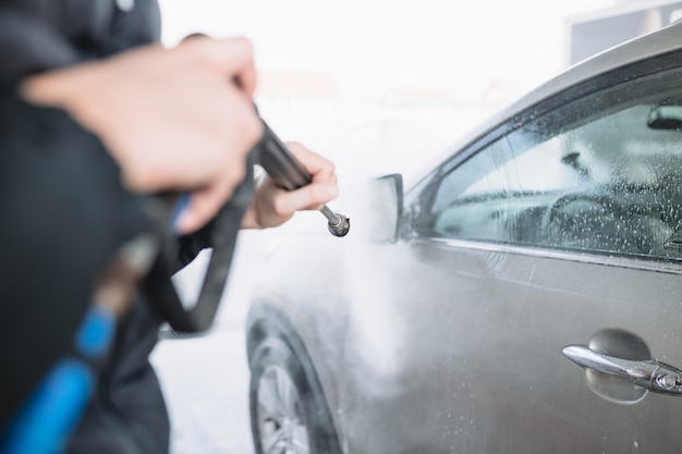 Pulizia dell'auto con acqua ad alta pressione