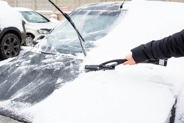 Pulizia dell&#39;auto dalla neve