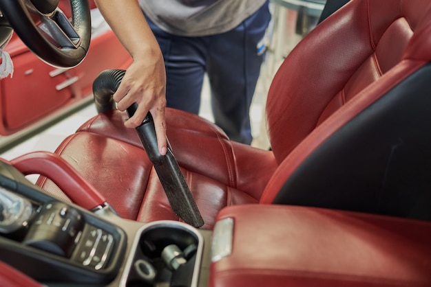 Pulizia dell&#39;interno dell&#39;auto con aspirapolvere