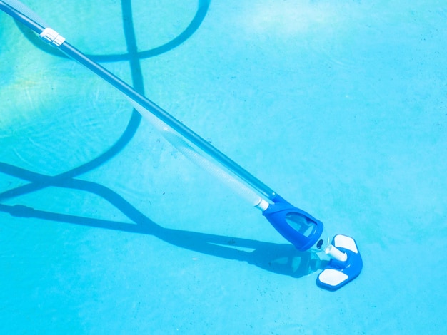 Pulizia della piscina con aspirapolvere