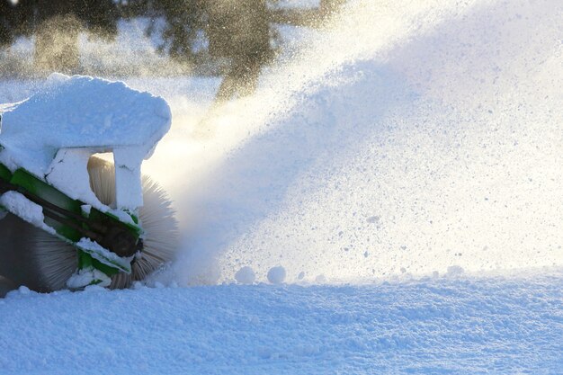 Pulizia delle strade della città dalla neve con l'ausilio di macchinari speciali. trasporto invernale