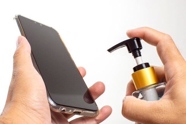 Pulizia dello smartphone con disinfettante in gel alcolico contro l'infezione,