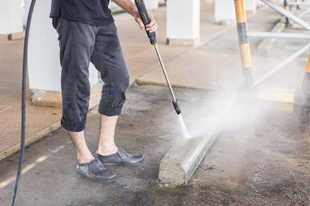 Pulizia di pavimenti in pietra pubblica all&#39;aperto con getto d&#39;acqua ad alta pressione