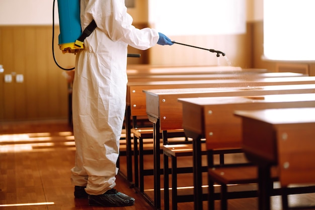 Pulizia e disinfezione aula scolastica per prevenire il COVID19