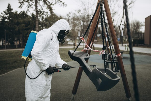 Pulizia e disinfezione nel parco giochi