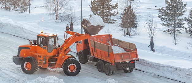 Pulizia e pulizia delle strade della città dalla neve in inverno