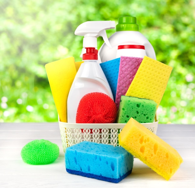 Pulizia generale a primavera Diversi articoli e attrezzature di pulizia sullo sfondo in legno Closeup Focus selettivo