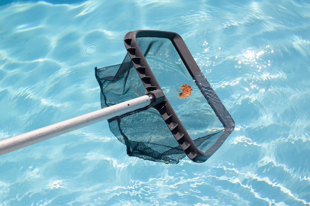 Pulizia piscina con skimmer a rete