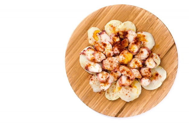 Pulpo a la gallega. Polpo gallego isolato su bianco Alimento spagnolo tipico