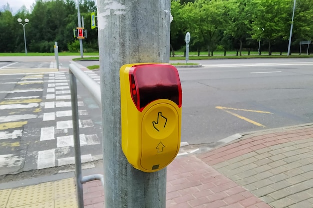 Pulsante del semaforo in un passaggio pedonale