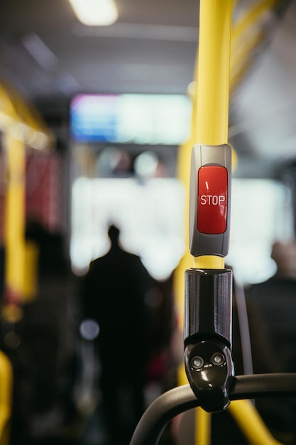 Pulsante di arresto rosso in un autobus che fa il pendolare con i mezzi pubblici