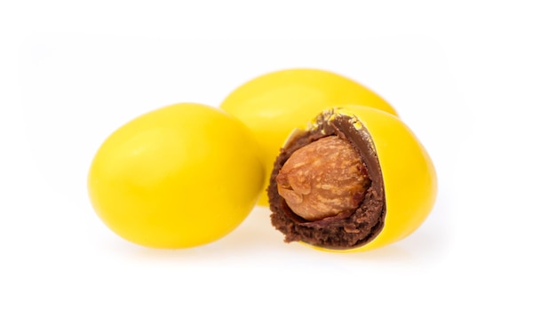 pulsanti di caramelle al cioccolato giallo isolati su sfondo bianco