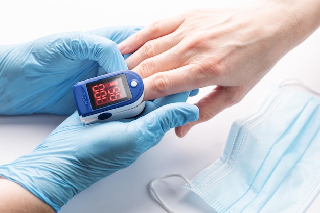 Pulsossimetro che misura la saturazione di ossigeno nel sangue e la frequenza cardiaca