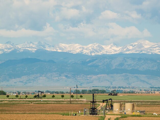 Pumpjack sul campo agricolo in Colorado.