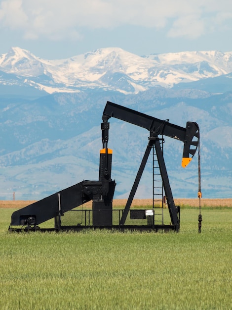 Pumpjack sul campo agricolo in Colorado.