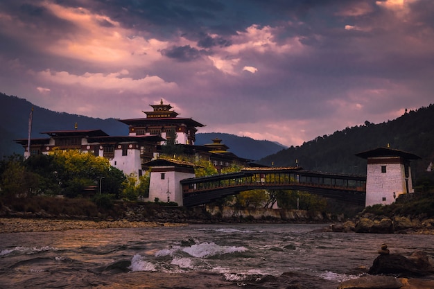 Punakha Dzong accanto al fiume Pho Chhu