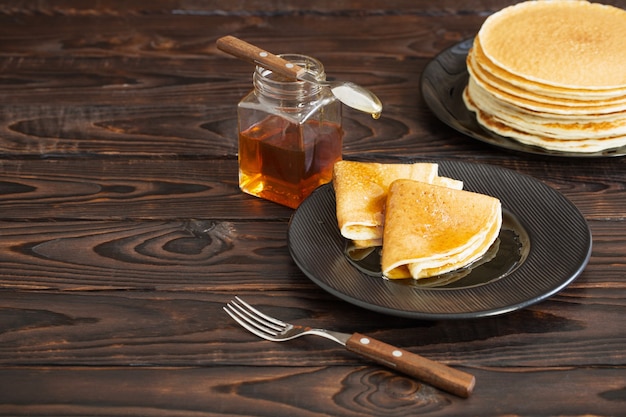 Puncakes con miele sul tavolo