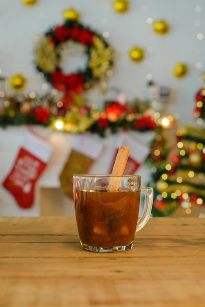 Punch di frutta Bevanda di Natale su tavola di legno Natale sfondo sfocato