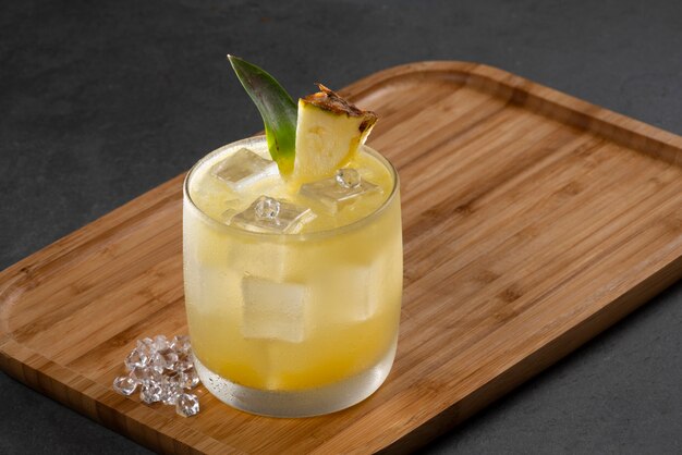 Punch di pisco cocktail alcolico su un vassoio di bambù