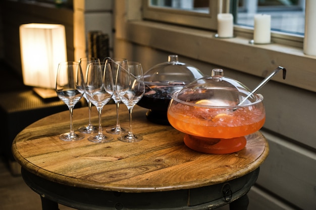 Punch e bicchieri sul tavolo del ristorante