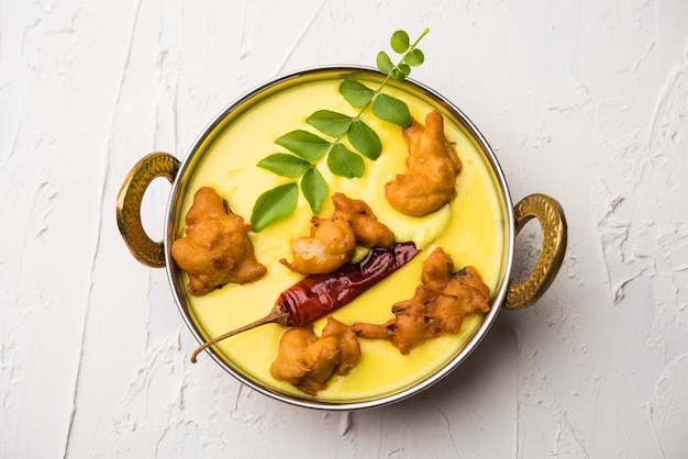 Punjabi Kadhi Pakoda o curry Pakora, cucina indiana servita in una ciotola o karahi, messa a fuoco selettiva