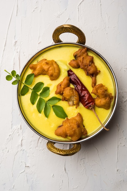 Punjabi Kadhi Pakoda o curry Pakora, cucina indiana servita in una ciotola o karahi, messa a fuoco selettiva