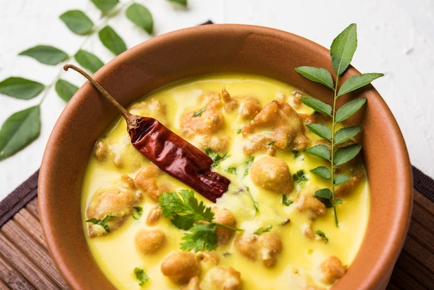 Punjabi Kadhi Pakoda o curry Pakora, cucina indiana servita in una ciotola o karahi