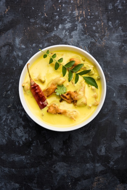 Punjabi Kadhi Pakoda o curry Pakora, cucina indiana servita in una ciotola o karahi