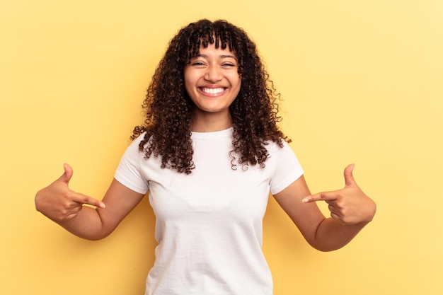 Punta verso il basso con le dita sensazione positiva
