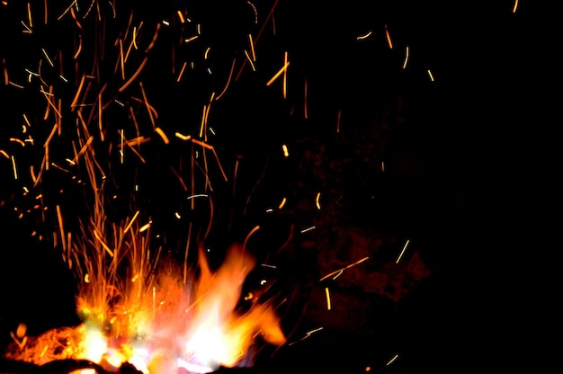 Punte della fiamma del fuoco di Smithy con il primo piano delle scintille su sfondo scuro