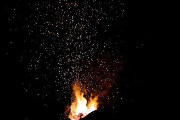 Punte della fiamma del fuoco di Smithy con il primo piano delle scintille su sfondo scuro