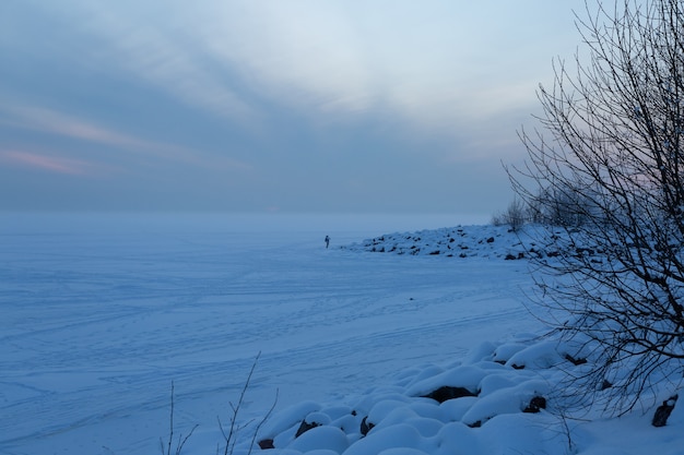 Puntello di mare del Golfo finlandese ghiacciato durante la sera.
