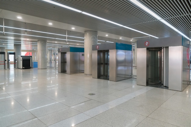 Punto di controllo della sicurezza aeroportuale con metal detector