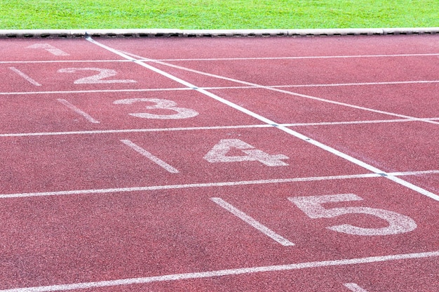 Punto di partenza dei numeri su pista da corsa rossa, pista da corsa ed erba verde, pista di atletica diretta allo Sport Stadium