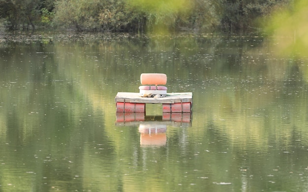 punto di pesca galleggiante sul lago