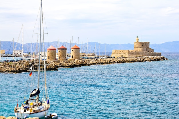 Punto di riferimento di Rodi: porto di Mandraki, faro medievale, mulini a vento