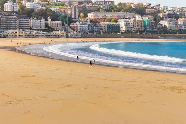 Punto di riferimento di San Sebastian La spiaggia di La Concha nei Paesi Baschi di San Sebasian Spiaggia aerea in Spagna