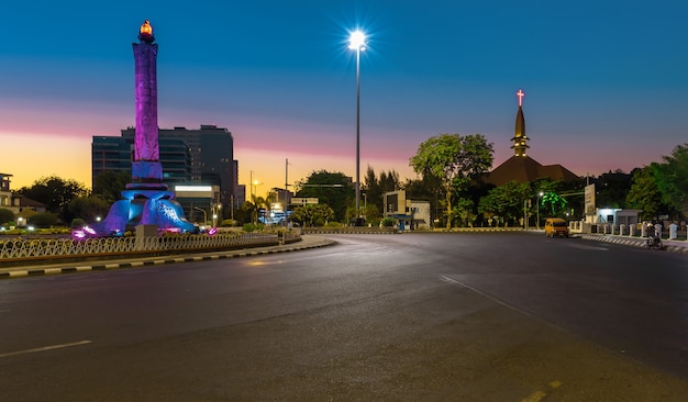 Punto di riferimento di tugumuda in una bella mattina sullo sfondo della chiesa cattedrale semarang