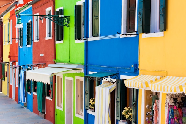 Punto di riferimento di Venezia, isola di Burano, case colorate