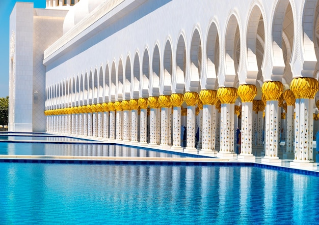 Punto di riferimento iconico della Grande Moschea di Abu Dhabi e meraviglia architettonica degli Emirati Arabi Uniti