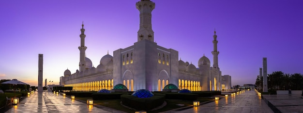 Punto di riferimento iconico della Grande Moschea di Abu Dhabi e meraviglia architettonica degli Emirati Arabi Uniti