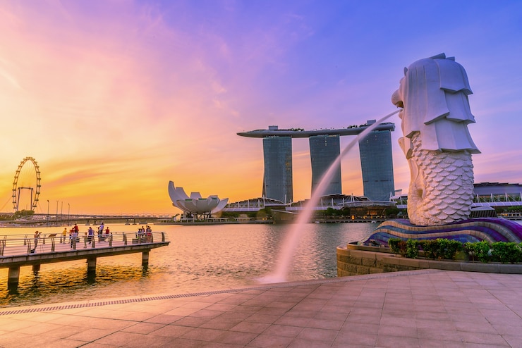 Foto punto di riferimento merlion di singapore ad alba