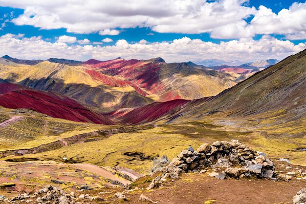 Punto di vista alle montagne dell'arcobaleno di Palccoyo vicino a Cusco nel Perù