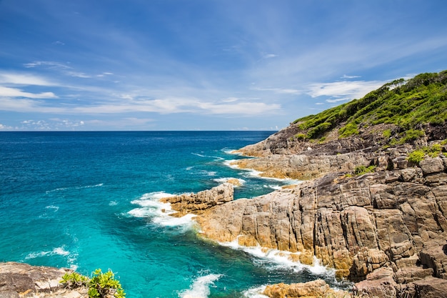 Punto di vista bellissimo mare cristallino e spiaggia di sabbia bianca con pietra all&#39;isola di Tachai