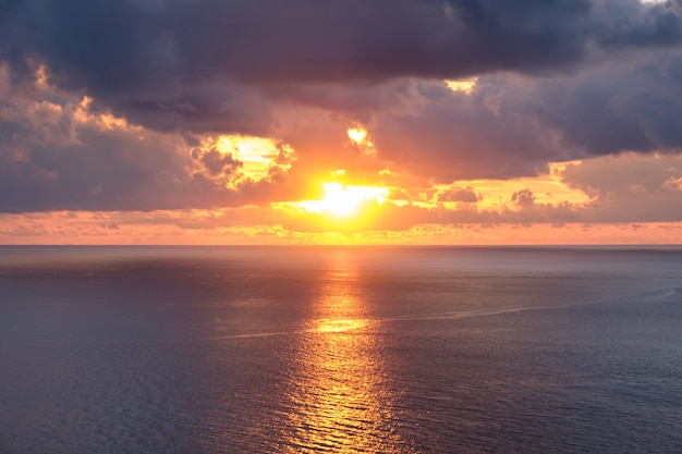 Punto di vista bellissimo tramonto sul mare