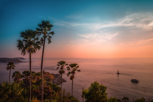 Punto di vista del capo di Phromthep al cielo crepuscolare a Phuket, Tailandia