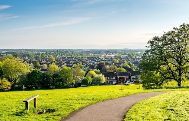 Punto di vista del paesaggio urbano nella città di Bath in Inghilterra sotto il cielo blu nuvoloso buona vista per viaggiare