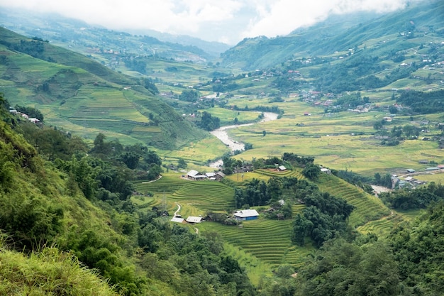 Punto di vista del villaggio della tribù con campo di riso terrazzato a Sapa