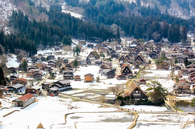 Punto di vista del villaggio storico Shirakawago e Gokayama Gasshozukuri case in inverno in Giappone